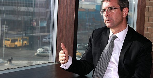 >Найжл Финч: Хэт олон эхлэл, зогсолт