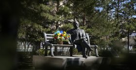 >Мөнгөн хазаарын бүдэг чимээ онгон зүрхийг цочоон баясгана
