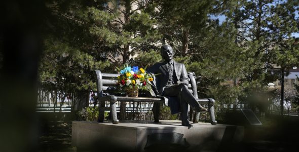 >Мөнгөн хазаарын бүдэг чимээ онгон зүрхийг цочоон баясгана